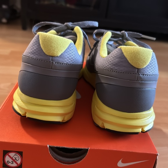 Nike - Picture 3 of 4